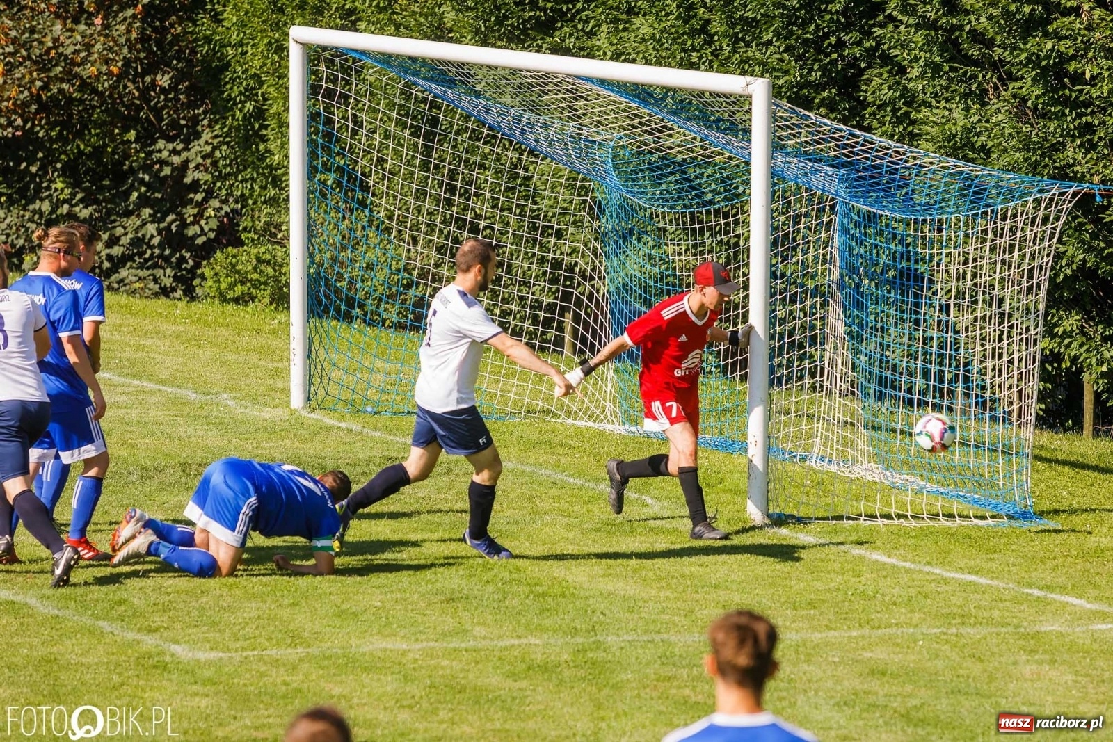 Zdjęcie w galerii na portalu naszraciborz.pl: Lokomotywa z Tuwima rozjechała Cyprzanów [FOTO] wiadomości z regionu