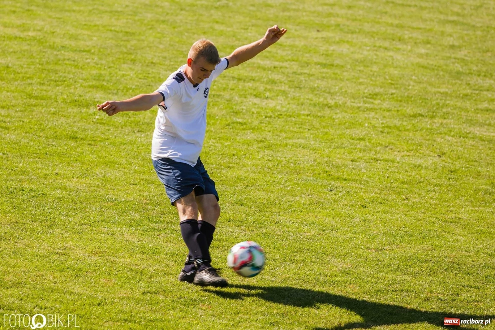 Zdjęcie w galerii na portalu naszraciborz.pl: Lokomotywa z Tuwima rozjechała Cyprzanów [FOTO] wiadomości z regionu