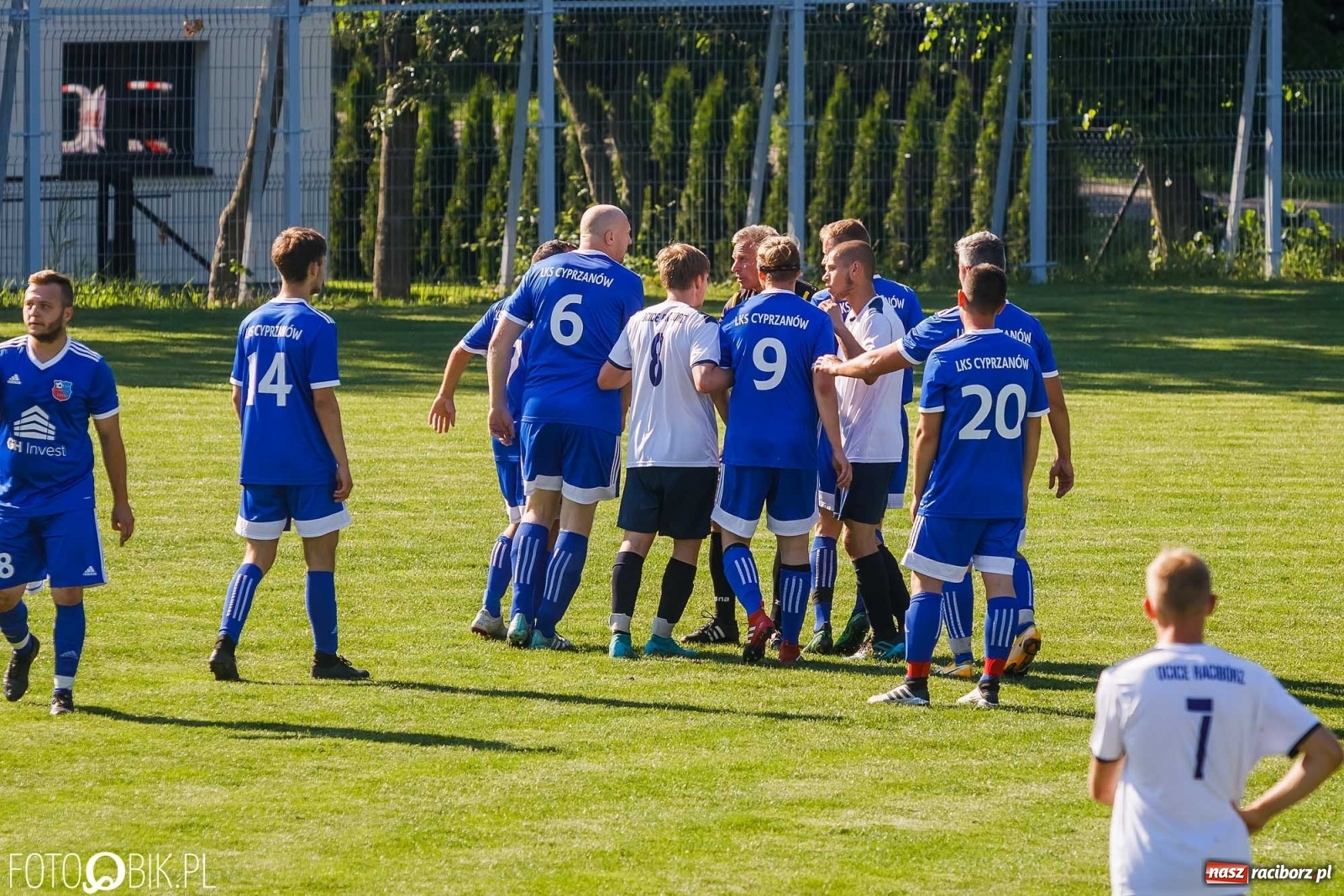 Zdjęcie w galerii na portalu naszraciborz.pl: Lokomotywa z Tuwima rozjechała Cyprzanów [FOTO] wiadomości z regionu