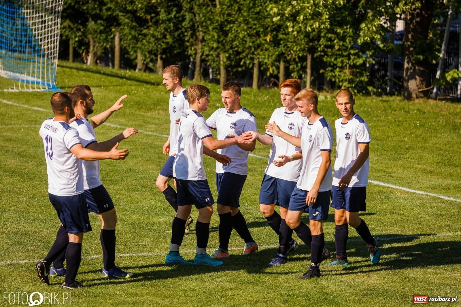 Zdjęcie w galerii na portalu naszraciborz.pl: Lokomotywa z Tuwima rozjechała Cyprzanów [FOTO] wiadomości z regionu