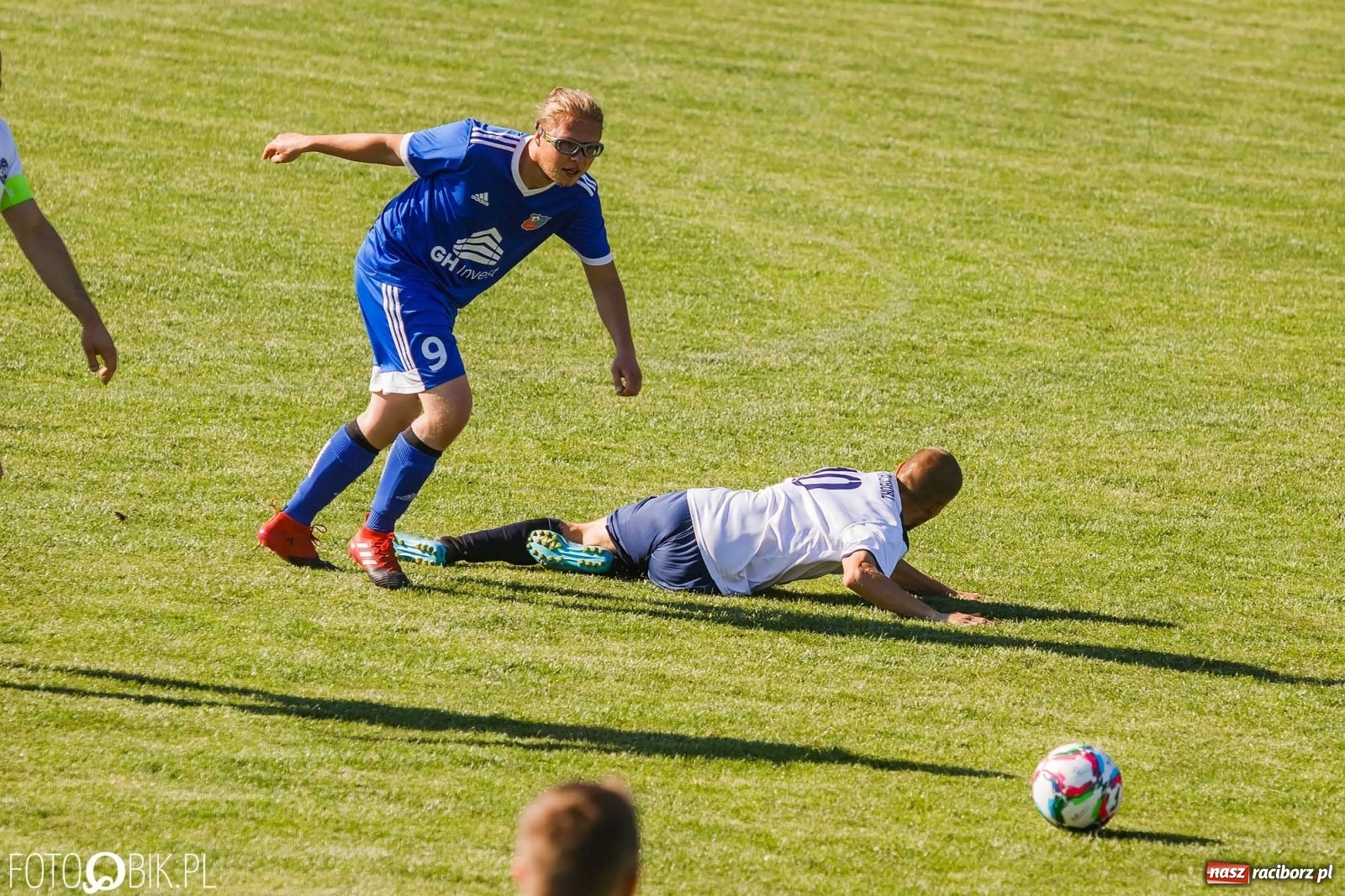 Zdjęcie w galerii na portalu naszraciborz.pl: Lokomotywa z Tuwima rozjechała Cyprzanów [FOTO] wiadomości z regionu