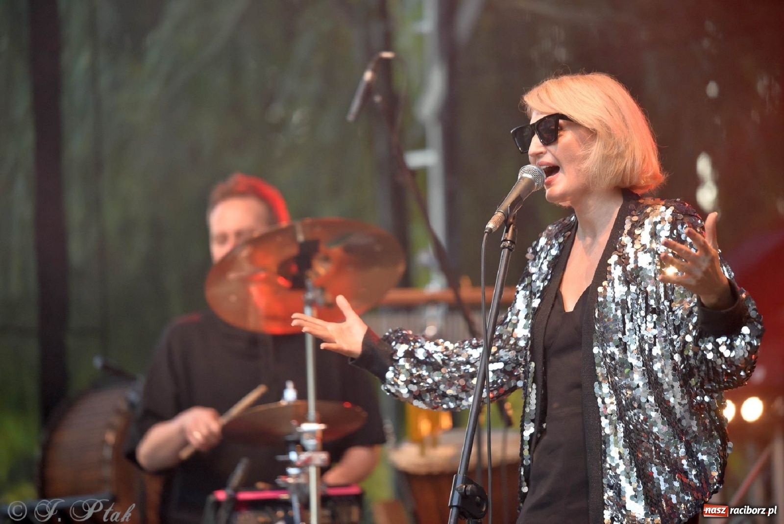 Zdjęcie w galerii na portalu naszraciborz.pl: Kiedyś Cię Znajdę - Reni Jusis na plaży i pytanie o najlepszą miejscówkę na koncert gwiazd w Raciborzu [SONDA] wiadomości z regionu