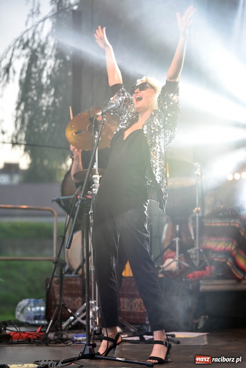 Zdjęcie w galerii na portalu naszraciborz.pl: Kiedyś Cię Znajdę - Reni Jusis na plaży i pytanie o najlepszą miejscówkę na koncert gwiazd w Raciborzu [SONDA] wiadomości z regionu