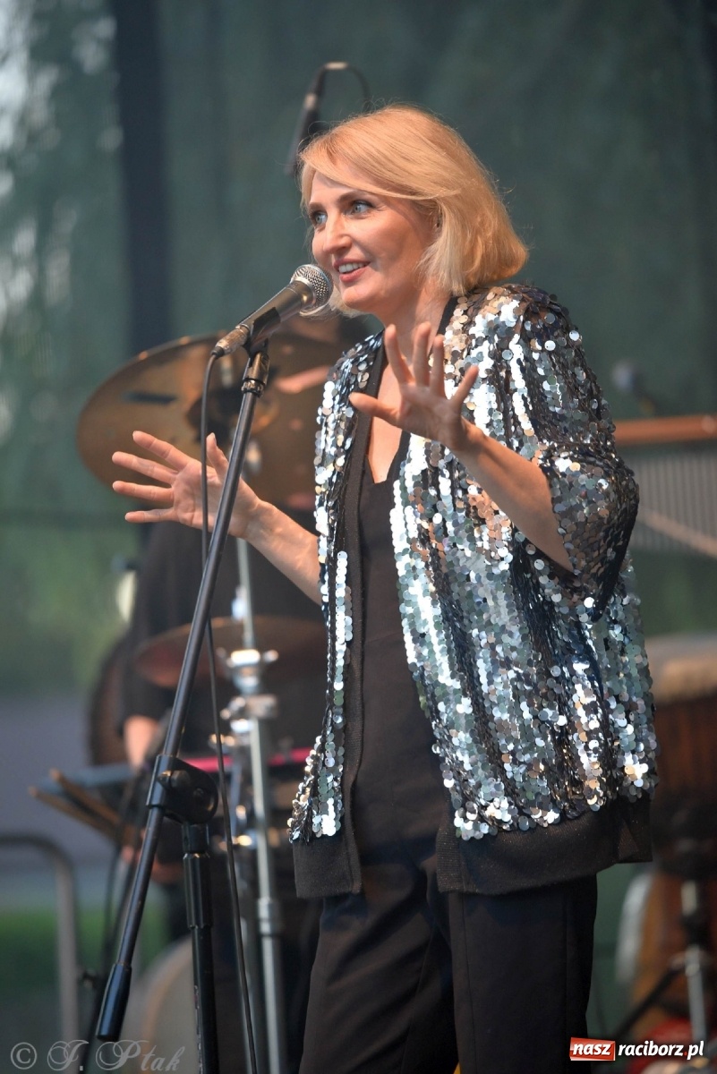 Zdjęcie w galerii na portalu naszraciborz.pl: Kiedyś Cię Znajdę - Reni Jusis na plaży i pytanie o najlepszą miejscówkę na koncert gwiazd w Raciborzu [SONDA] wiadomości z regionu