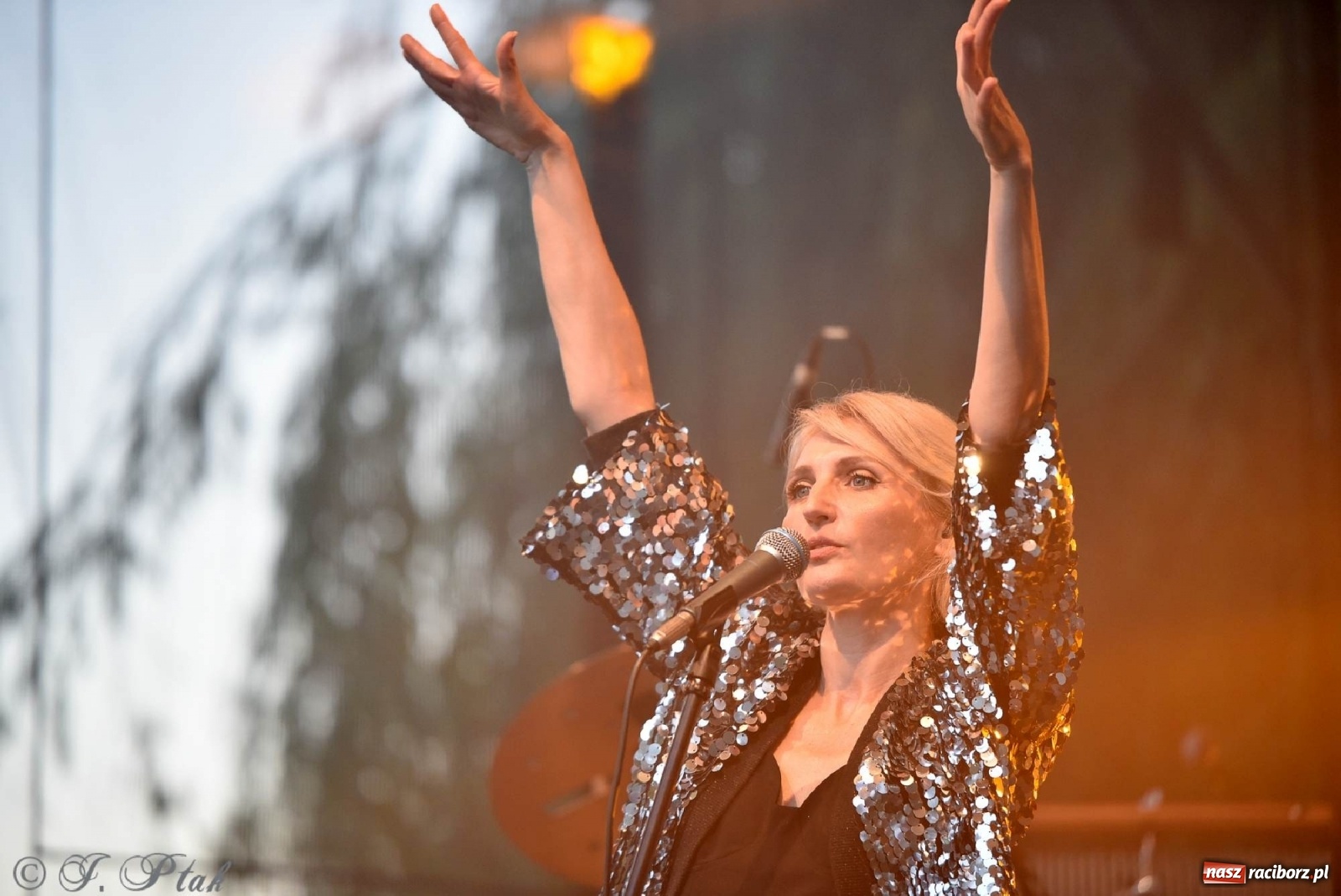 Zdjęcie w galerii na portalu naszraciborz.pl: Kiedyś Cię Znajdę - Reni Jusis na plaży i pytanie o najlepszą miejscówkę na koncert gwiazd w Raciborzu [SONDA] wiadomości z regionu