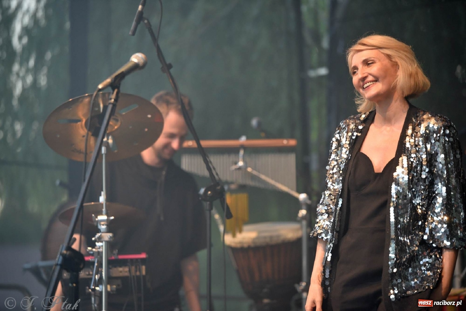 Zdjęcie w galerii na portalu naszraciborz.pl: Kiedyś Cię Znajdę - Reni Jusis na plaży i pytanie o najlepszą miejscówkę na koncert gwiazd w Raciborzu [SONDA] wiadomości z regionu