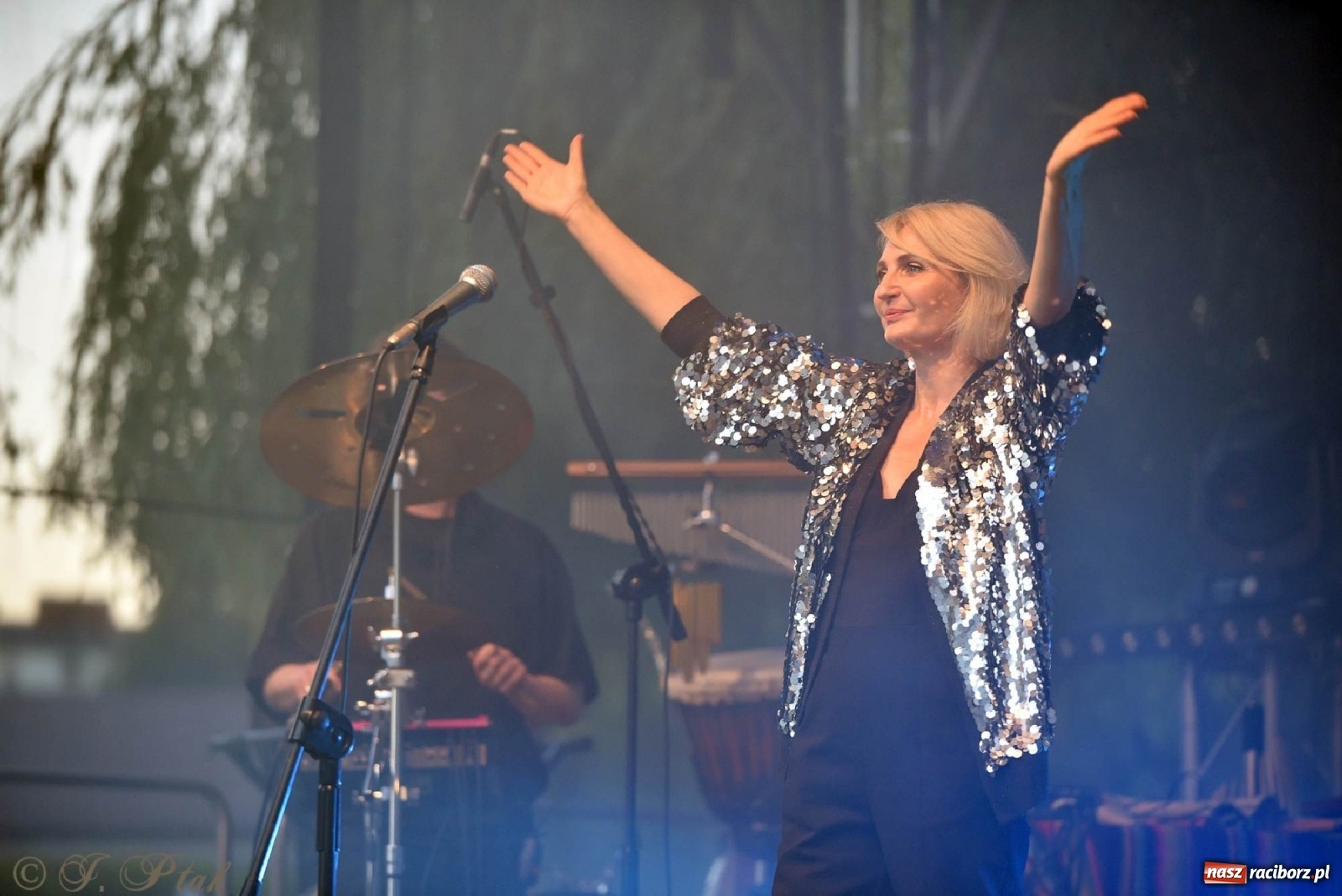 Zdjęcie w galerii na portalu naszraciborz.pl: Kiedyś Cię Znajdę - Reni Jusis na plaży i pytanie o najlepszą miejscówkę na koncert gwiazd w Raciborzu [SONDA] wiadomości z regionu