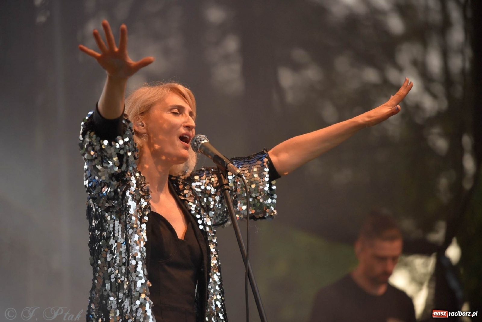 Zdjęcie w galerii na portalu naszraciborz.pl: Kiedyś Cię Znajdę - Reni Jusis na plaży i pytanie o najlepszą miejscówkę na koncert gwiazd w Raciborzu [SONDA] wiadomości z regionu