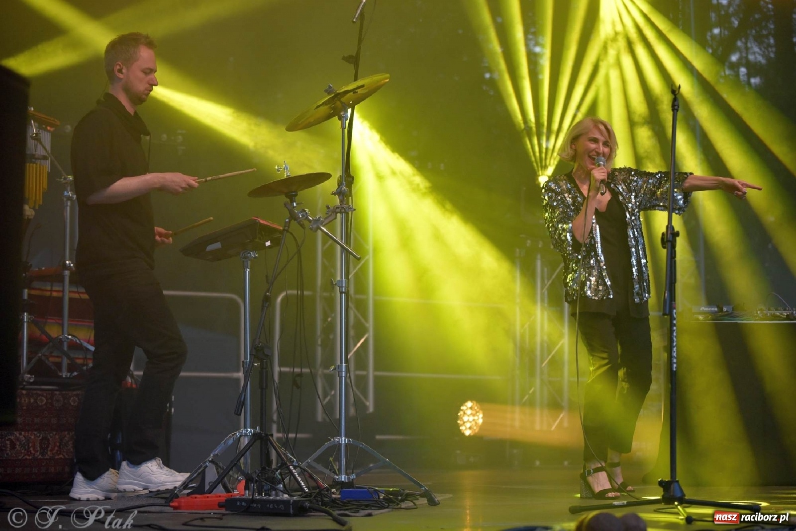 Zdjęcie w galerii na portalu naszraciborz.pl: Kiedyś Cię Znajdę - Reni Jusis na plaży i pytanie o najlepszą miejscówkę na koncert gwiazd w Raciborzu [SONDA] wiadomości z regionu