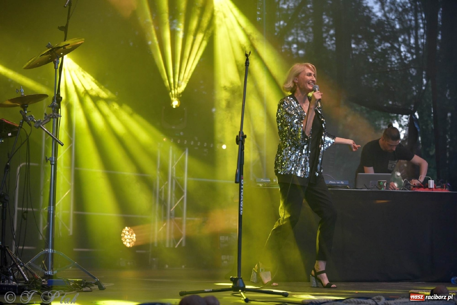 Zdjęcie w galerii na portalu naszraciborz.pl: Kiedyś Cię Znajdę - Reni Jusis na plaży i pytanie o najlepszą miejscówkę na koncert gwiazd w Raciborzu [SONDA] wiadomości z regionu