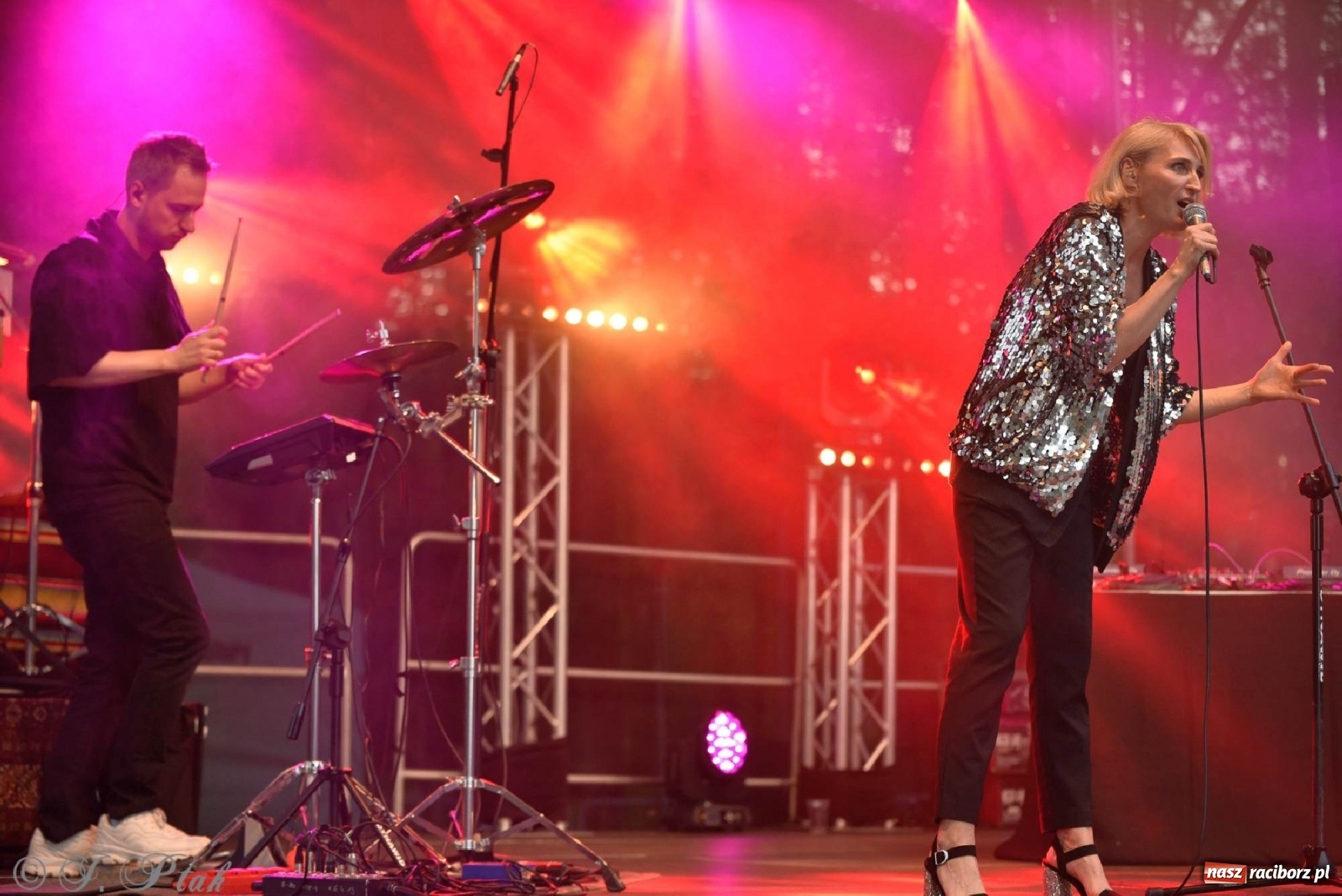 Zdjęcie w galerii na portalu naszraciborz.pl: Kiedyś Cię Znajdę - Reni Jusis na plaży i pytanie o najlepszą miejscówkę na koncert gwiazd w Raciborzu [SONDA] wiadomości z regionu