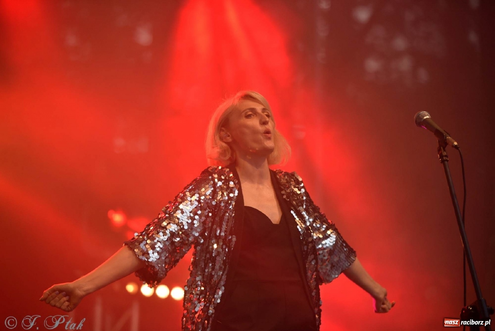 Zdjęcie w galerii na portalu naszraciborz.pl: Kiedyś Cię Znajdę - Reni Jusis na plaży i pytanie o najlepszą miejscówkę na koncert gwiazd w Raciborzu [SONDA] wiadomości z regionu