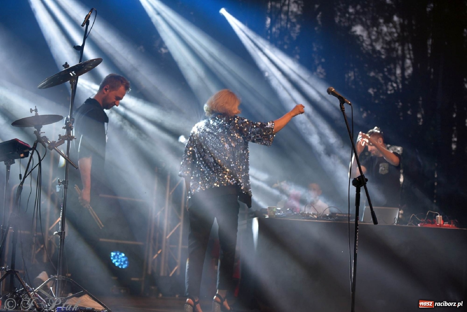 Zdjęcie w galerii na portalu naszraciborz.pl: Kiedyś Cię Znajdę - Reni Jusis na plaży i pytanie o najlepszą miejscówkę na koncert gwiazd w Raciborzu [SONDA] wiadomości z regionu