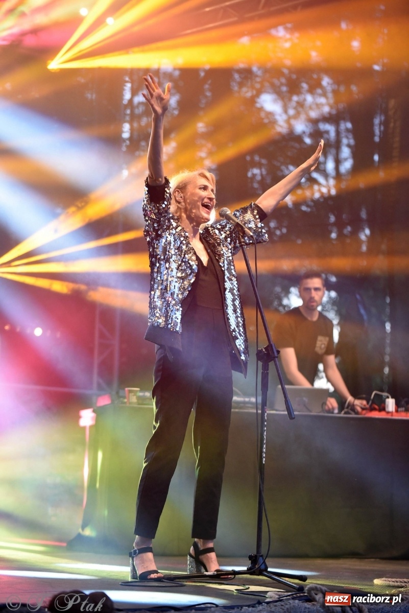 Zdjęcie w galerii na portalu naszraciborz.pl: Kiedyś Cię Znajdę - Reni Jusis na plaży i pytanie o najlepszą miejscówkę na koncert gwiazd w Raciborzu [SONDA] wiadomości z regionu