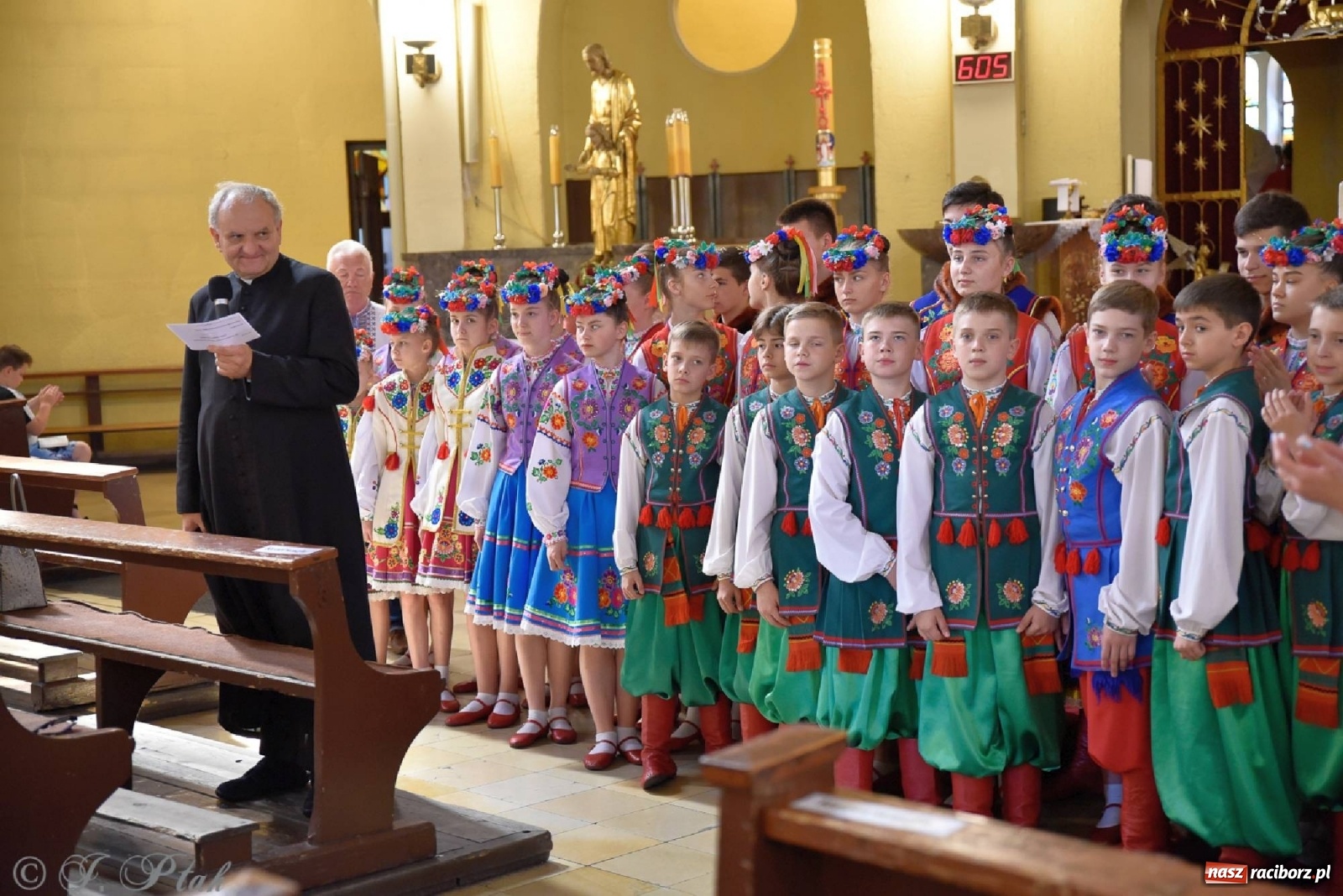 Zdjęcie w galerii na portalu naszraciborz.pl: Niecodzienni goście na niedzielnej Mszy św. w okrąglaku wiadomości z regionu