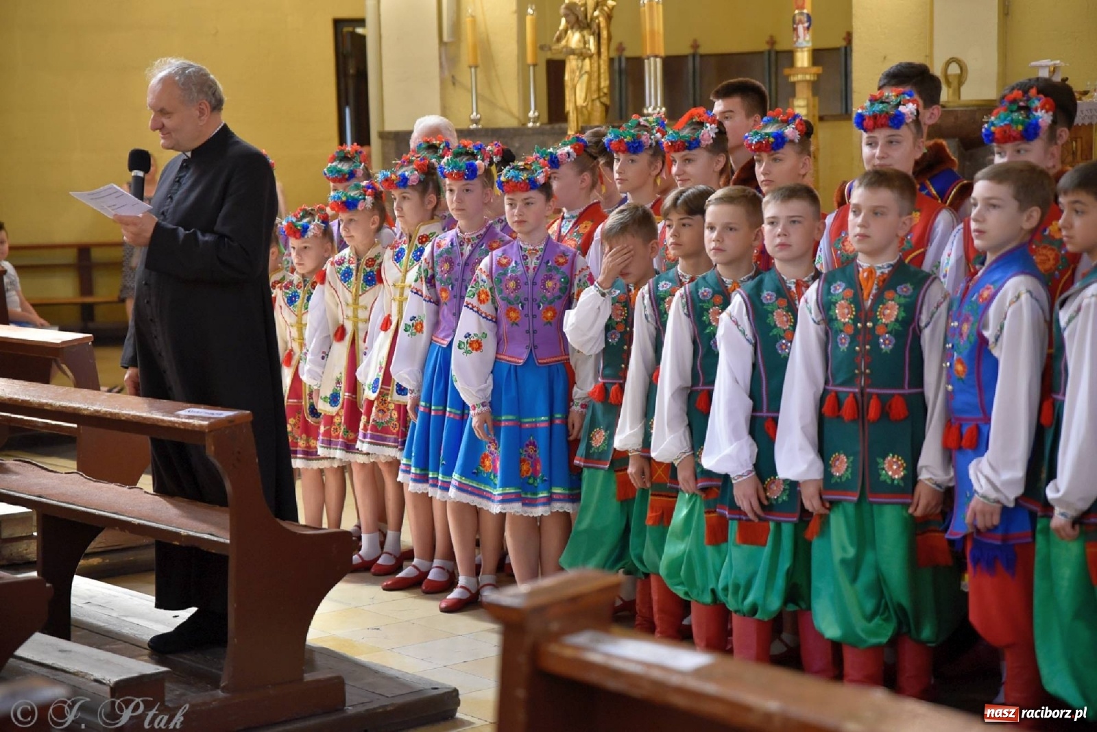 Zdjęcie w galerii na portalu naszraciborz.pl: Niecodzienni goście na niedzielnej Mszy św. w okrąglaku wiadomości z regionu