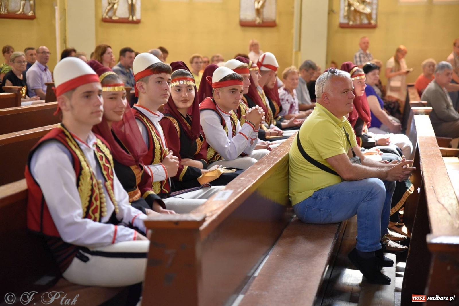 Zdjęcie w galerii na portalu naszraciborz.pl: Niecodzienni goście na niedzielnej Mszy św. w okrąglaku wiadomości z regionu