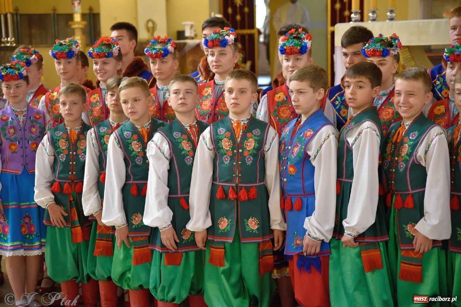 Zdjęcie w galerii na portalu naszraciborz.pl: Niecodzienni goście na niedzielnej Mszy św. w okrąglaku wiadomości z regionu