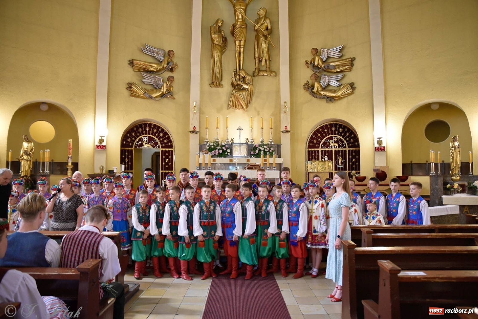 Zdjęcie w galerii na portalu naszraciborz.pl: Niecodzienni goście na niedzielnej Mszy św. w okrąglaku wiadomości z regionu