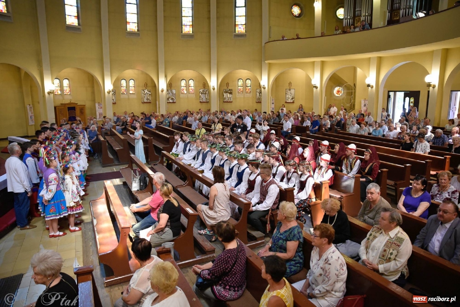 Zdjęcie w galerii na portalu naszraciborz.pl: Niecodzienni goście na niedzielnej Mszy św. w okrąglaku wiadomości z regionu