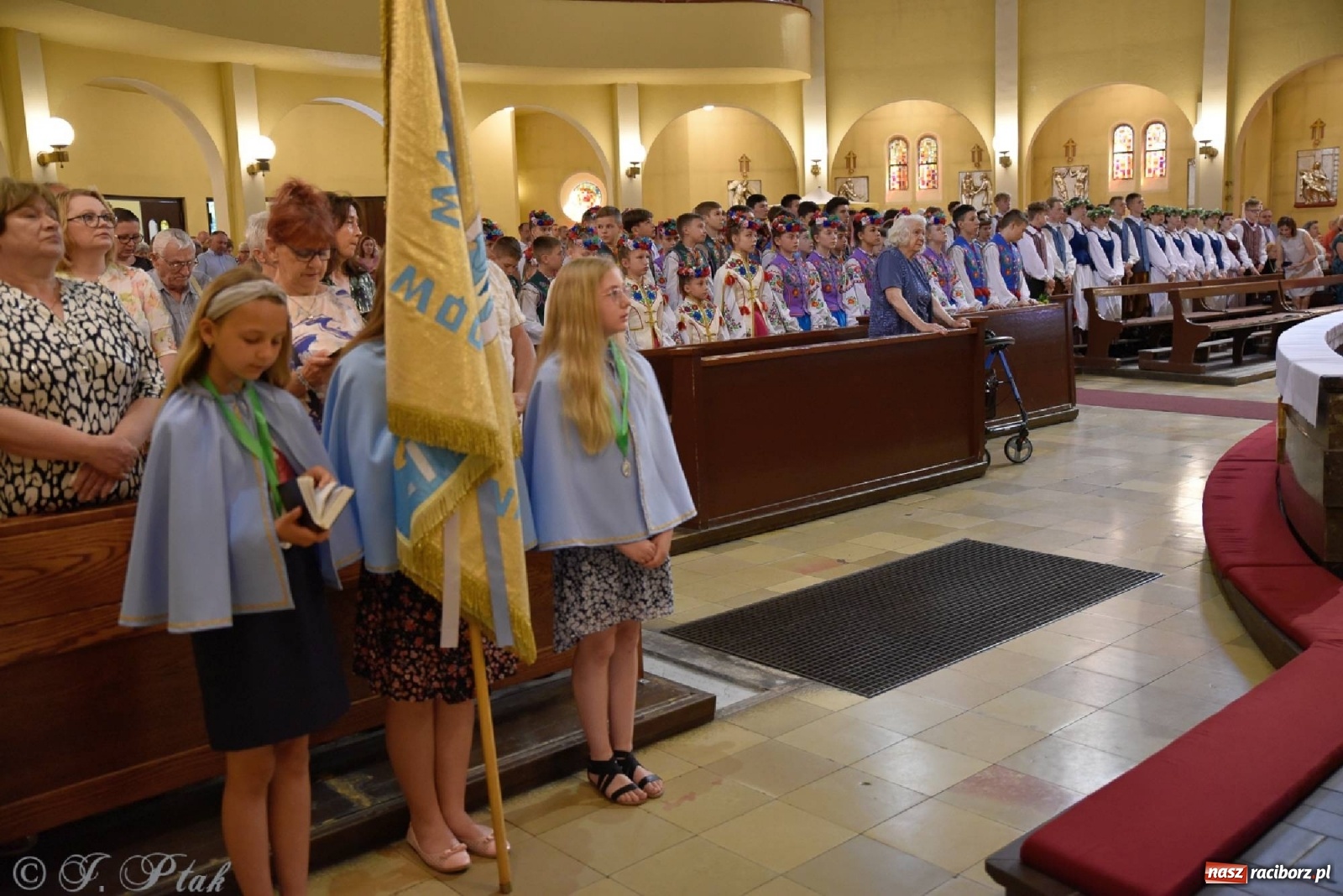 Zdjęcie w galerii na portalu naszraciborz.pl: Niecodzienni goście na niedzielnej Mszy św. w okrąglaku wiadomości z regionu