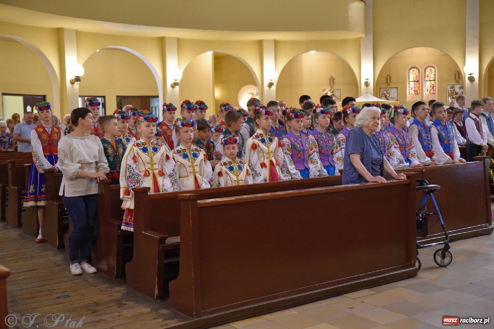 Zdjęcie w galerii na portalu naszraciborz.pl: Niecodzienni goście na niedzielnej Mszy św. w okrąglaku wiadomości z regionu