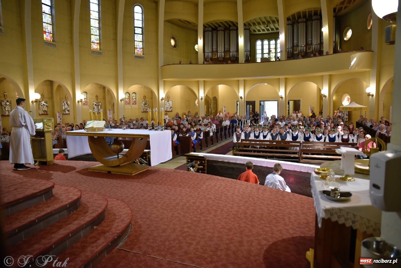 Zdjęcie w galerii na portalu naszraciborz.pl: Niecodzienni goście na niedzielnej Mszy św. w okrąglaku wiadomości z regionu