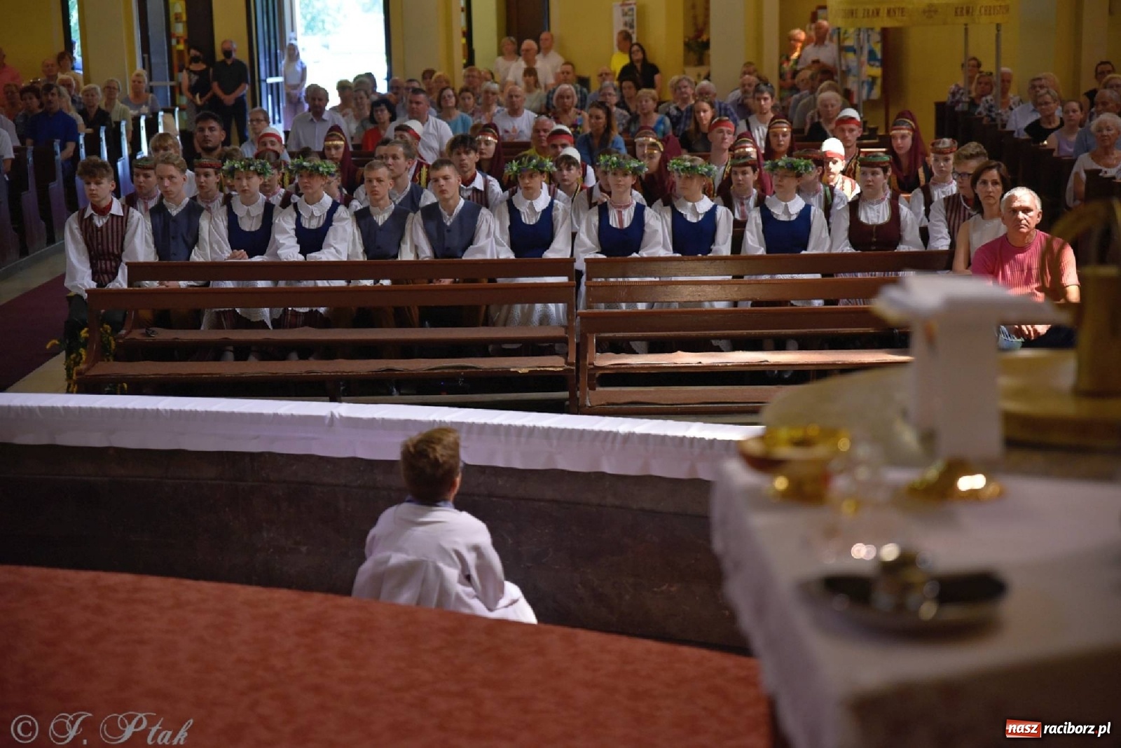 Zdjęcie w galerii na portalu naszraciborz.pl: Niecodzienni goście na niedzielnej Mszy św. w okrąglaku wiadomości z regionu