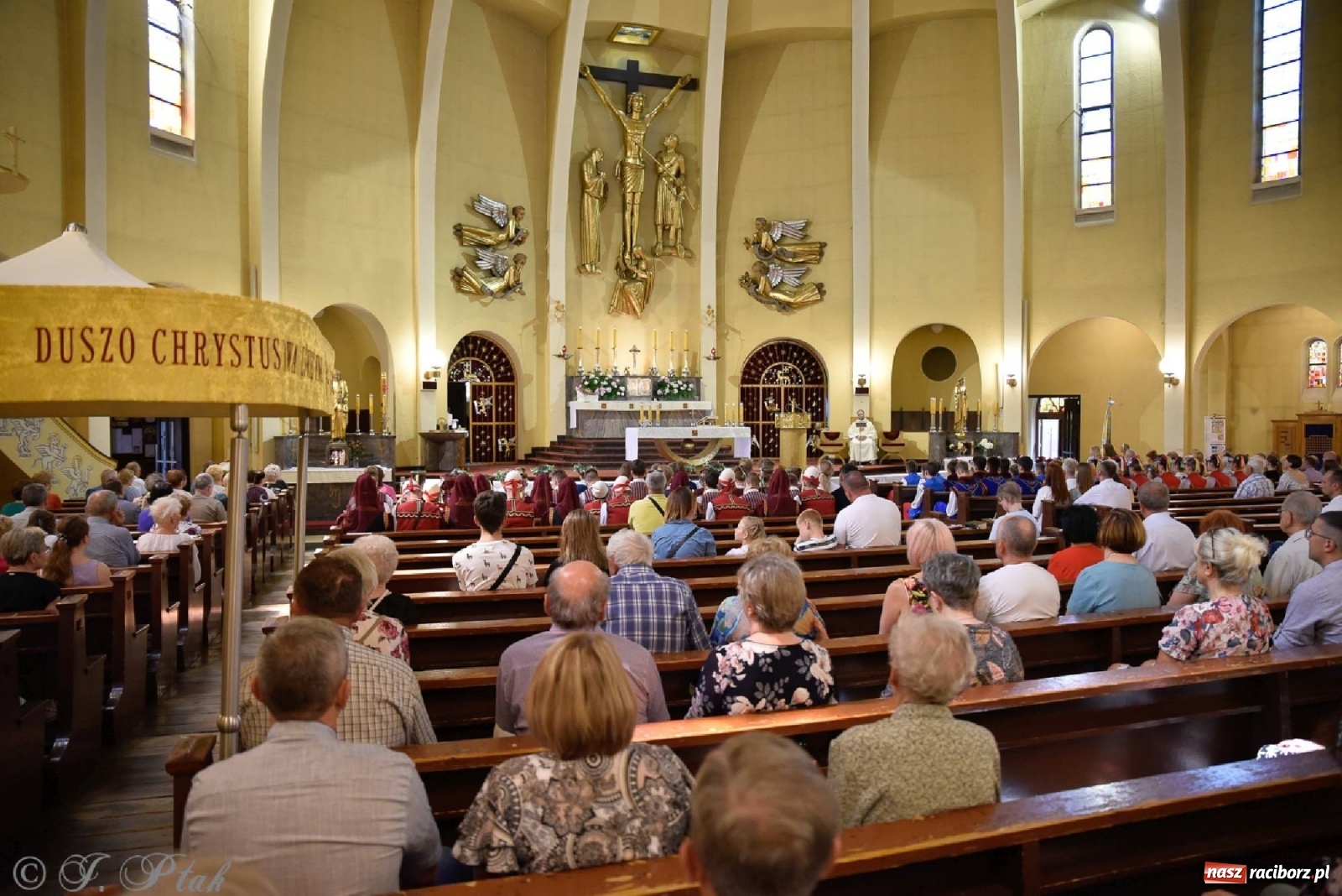 Zdjęcie w galerii na portalu naszraciborz.pl: Niecodzienni goście na niedzielnej Mszy św. w okrąglaku wiadomości z regionu