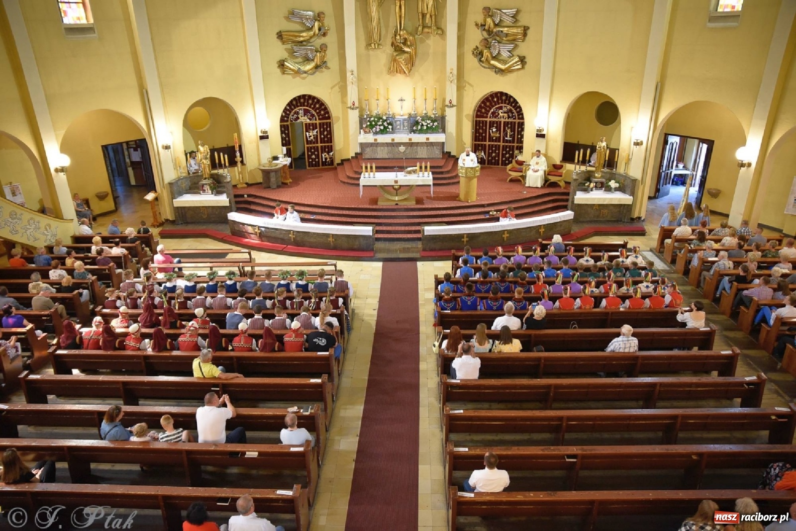 Zdjęcie w galerii na portalu naszraciborz.pl: Niecodzienni goście na niedzielnej Mszy św. w okrąglaku wiadomości z regionu