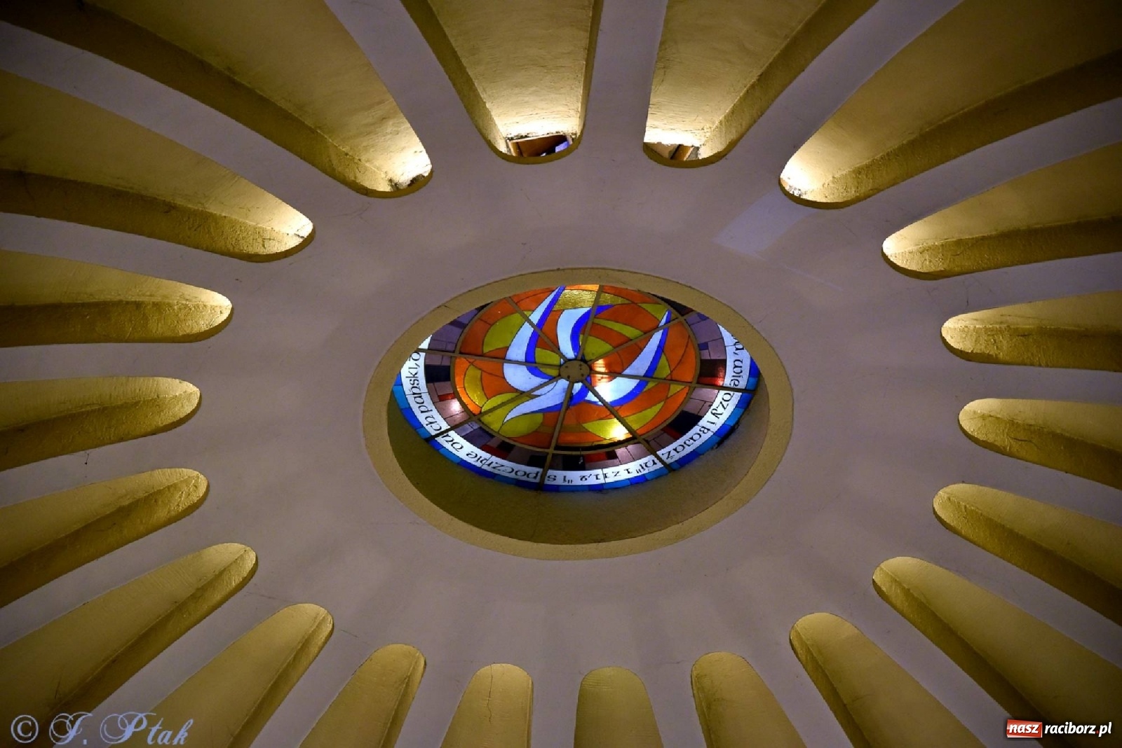 Zdjęcie w galerii na portalu naszraciborz.pl: Niecodzienni goście na niedzielnej Mszy św. w okrąglaku wiadomości z regionu