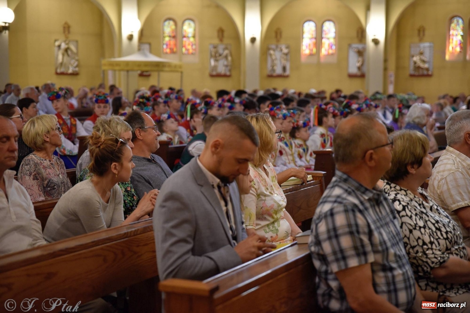 Zdjęcie w galerii na portalu naszraciborz.pl: Niecodzienni goście na niedzielnej Mszy św. w okrąglaku wiadomości z regionu
