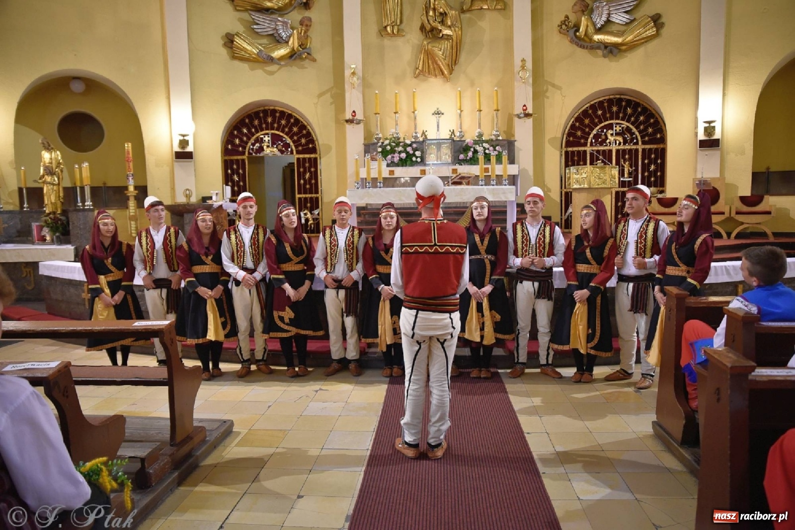 Zdjęcie w galerii na portalu naszraciborz.pl: Niecodzienni goście na niedzielnej Mszy św. w okrąglaku wiadomości z regionu
