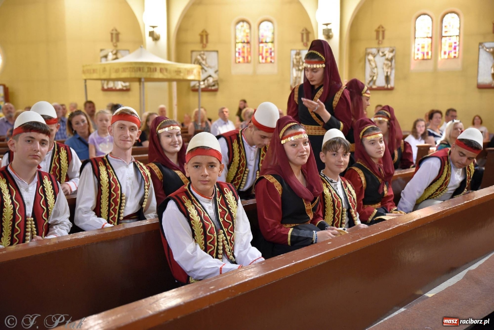 Zdjęcie w galerii na portalu naszraciborz.pl: Niecodzienni goście na niedzielnej Mszy św. w okrąglaku wiadomości z regionu