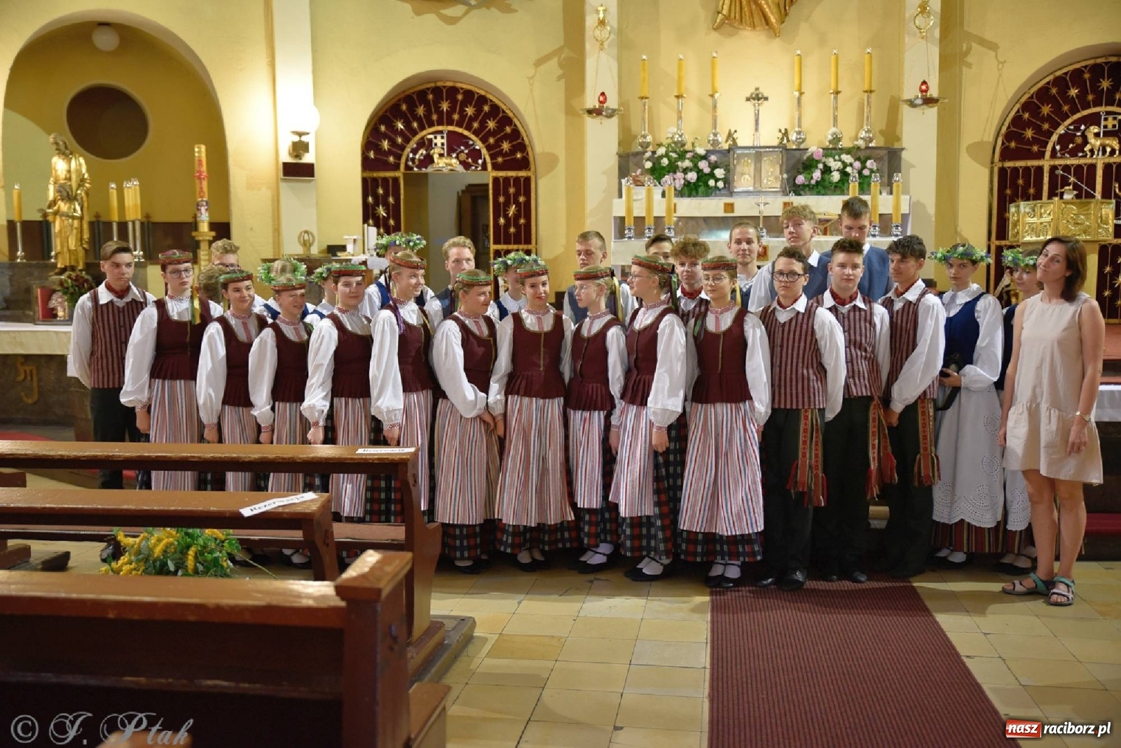 Zdjęcie w galerii na portalu naszraciborz.pl: Niecodzienni goście na niedzielnej Mszy św. w okrąglaku wiadomości z regionu