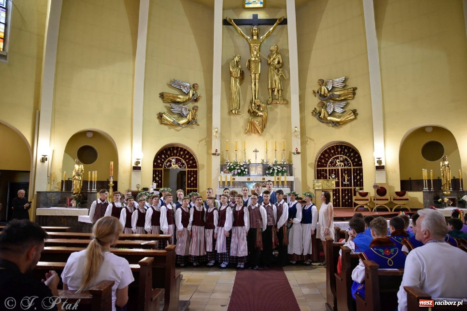 Zdjęcie w galerii na portalu naszraciborz.pl: Niecodzienni goście na niedzielnej Mszy św. w okrąglaku wiadomości z regionu