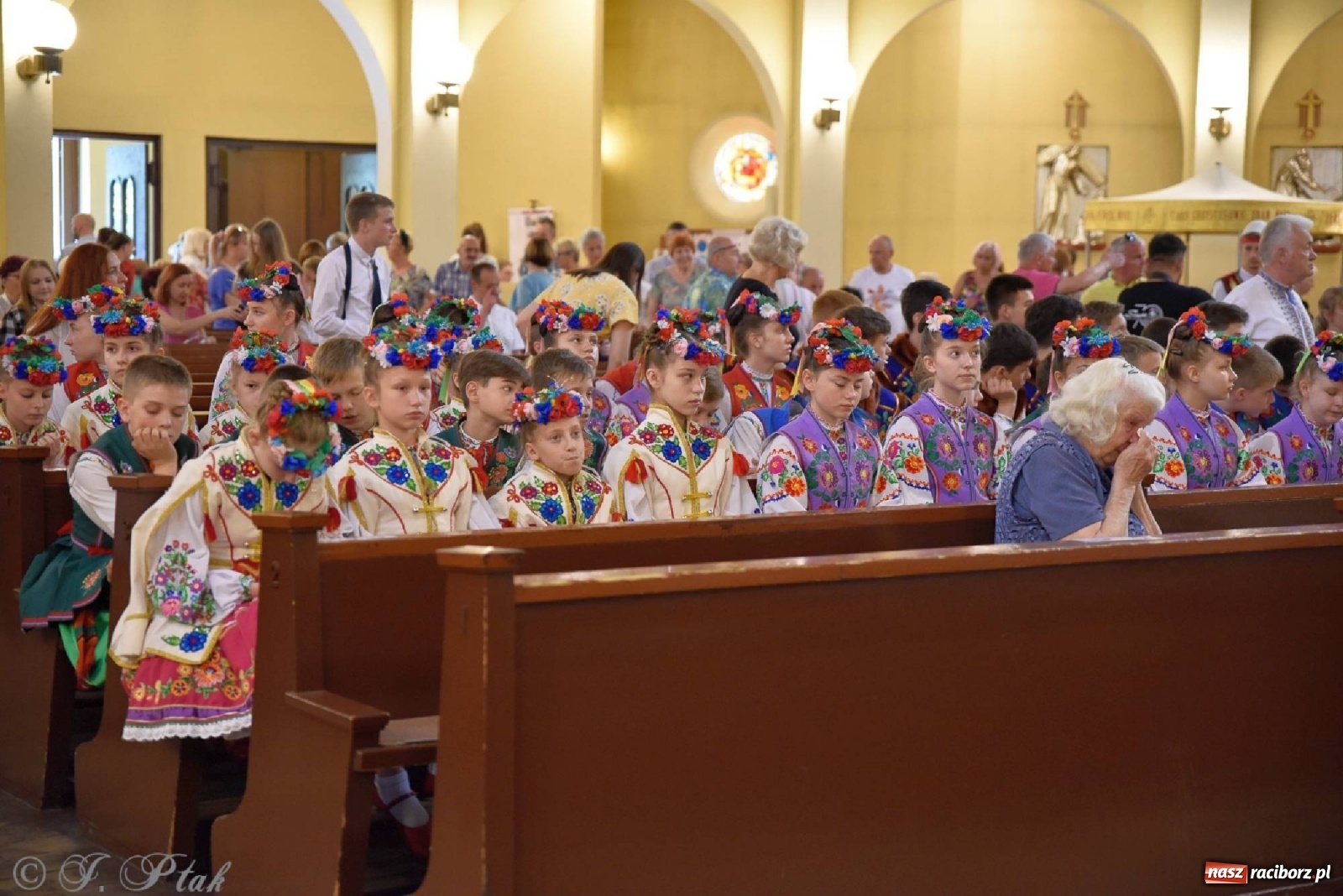 Zdjęcie w galerii na portalu naszraciborz.pl: Niecodzienni goście na niedzielnej Mszy św. w okrąglaku wiadomości z regionu