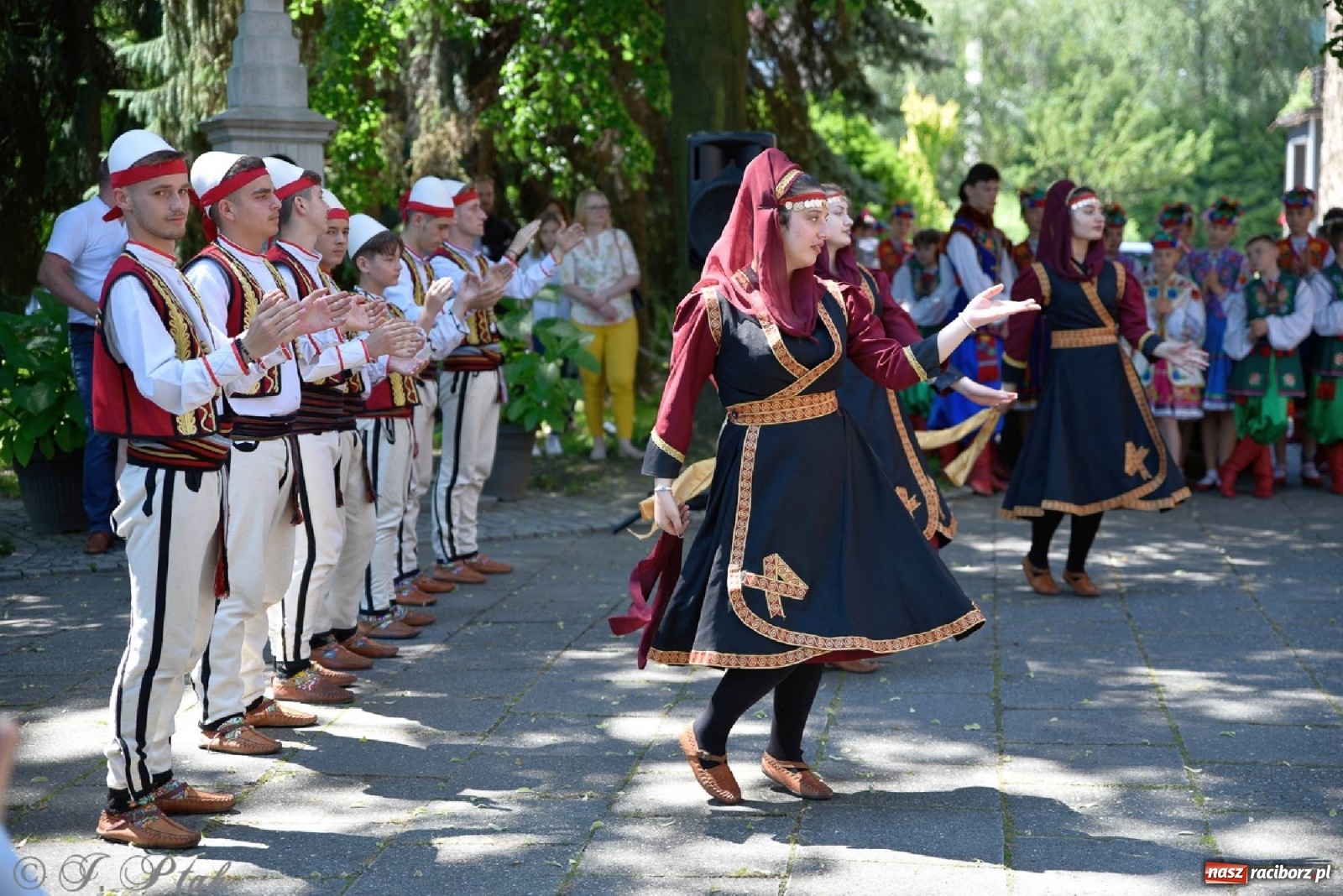 Zdjęcie w galerii na portalu naszraciborz.pl: Niecodzienni goście na niedzielnej Mszy św. w okrąglaku wiadomości z regionu