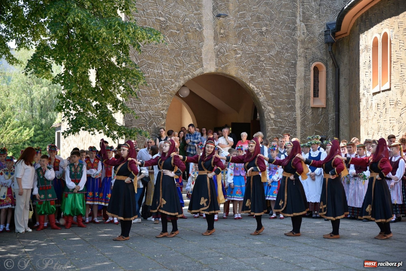 Zdjęcie w galerii na portalu naszraciborz.pl: Niecodzienni goście na niedzielnej Mszy św. w okrąglaku wiadomości z regionu