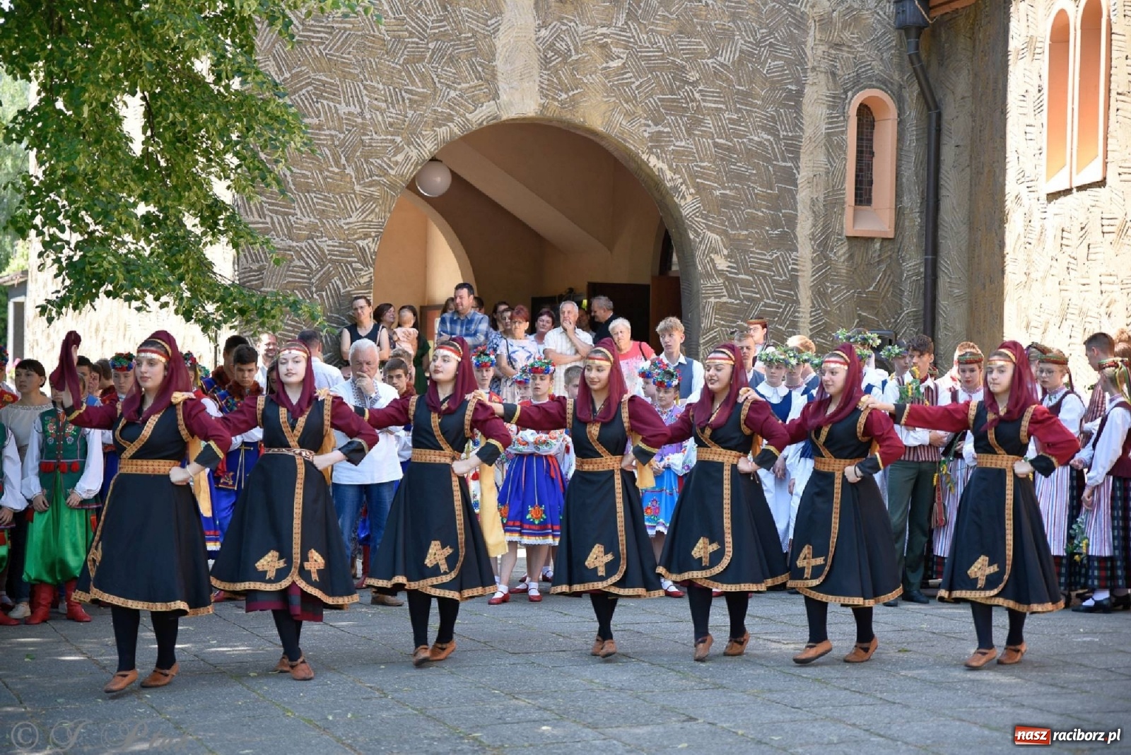 Zdjęcie w galerii na portalu naszraciborz.pl: Niecodzienni goście na niedzielnej Mszy św. w okrąglaku wiadomości z regionu