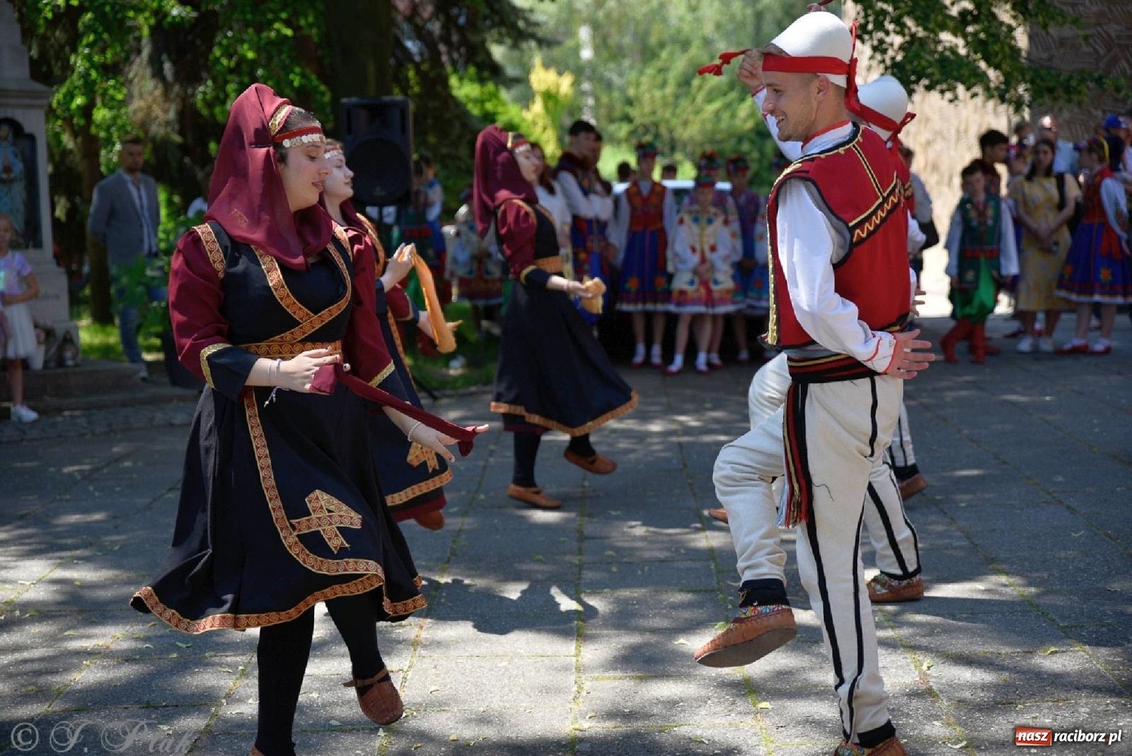 Zdjęcie w galerii na portalu naszraciborz.pl: Niecodzienni goście na niedzielnej Mszy św. w okrąglaku wiadomości z regionu