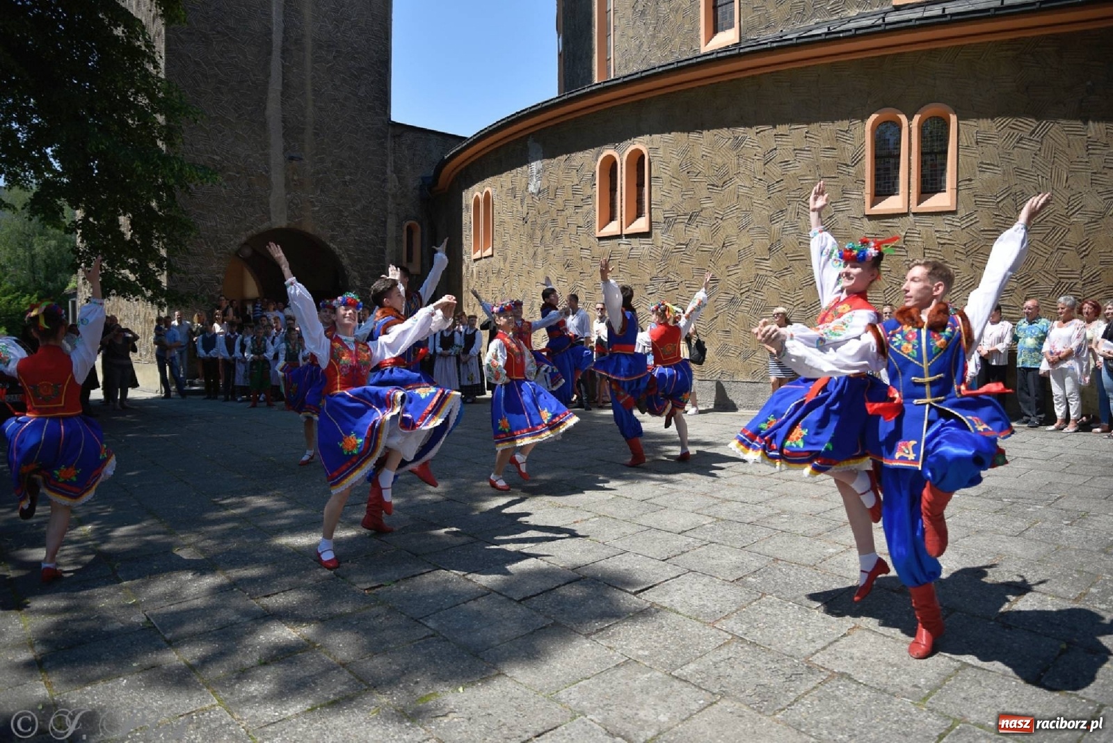 Zdjęcie w galerii na portalu naszraciborz.pl: Niecodzienni goście na niedzielnej Mszy św. w okrąglaku wiadomości z regionu