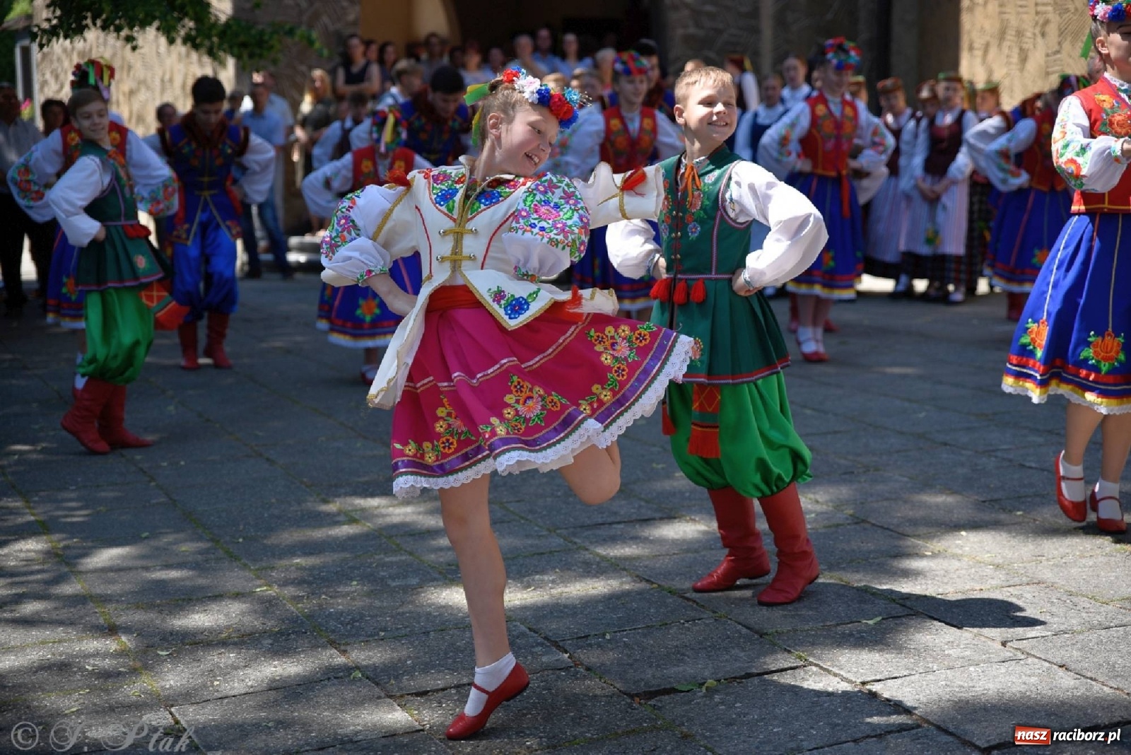 Zdjęcie w galerii na portalu naszraciborz.pl: Niecodzienni goście na niedzielnej Mszy św. w okrąglaku wiadomości z regionu