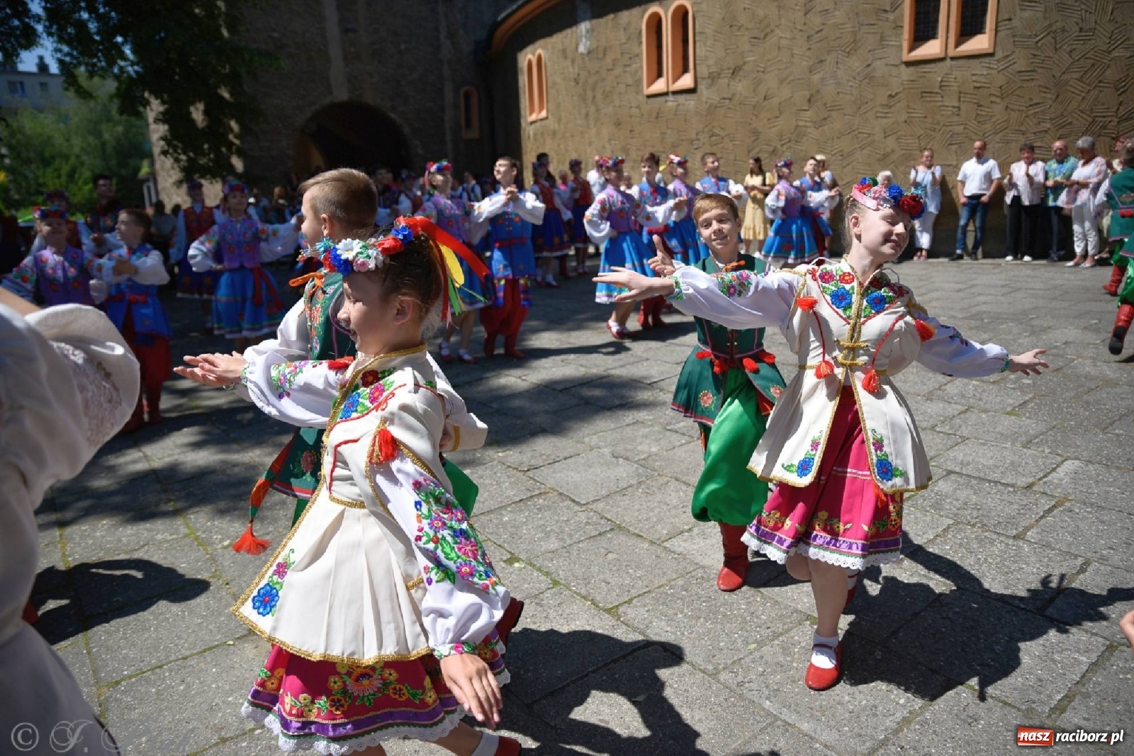 Zdjęcie w galerii na portalu naszraciborz.pl: Niecodzienni goście na niedzielnej Mszy św. w okrąglaku wiadomości z regionu