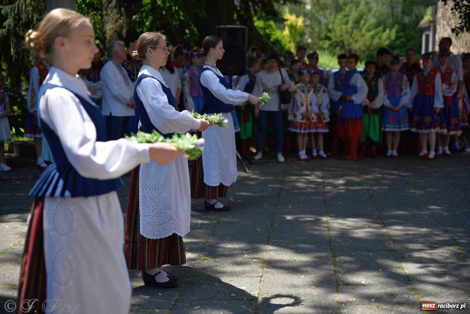 Zdjęcie w galerii na portalu naszraciborz.pl: Niecodzienni goście na niedzielnej Mszy św. w okrąglaku wiadomości z regionu