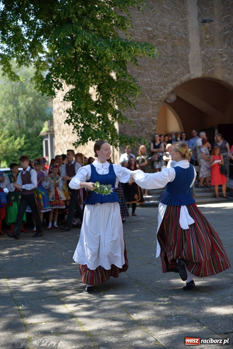 Zdjęcie w galerii na portalu naszraciborz.pl: Niecodzienni goście na niedzielnej Mszy św. w okrąglaku wiadomości z regionu