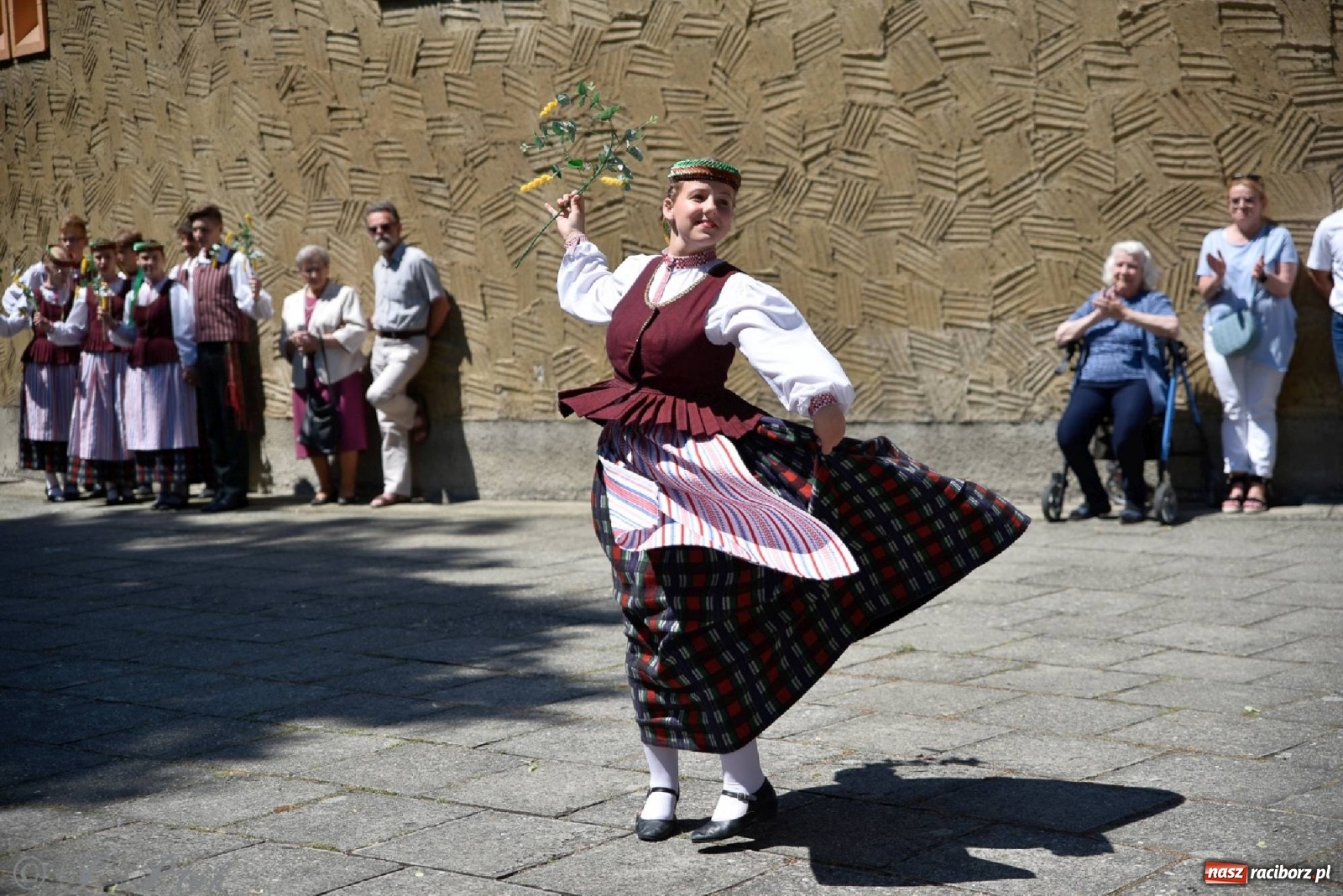 Zdjęcie w galerii na portalu naszraciborz.pl: Niecodzienni goście na niedzielnej Mszy św. w okrąglaku wiadomości z regionu