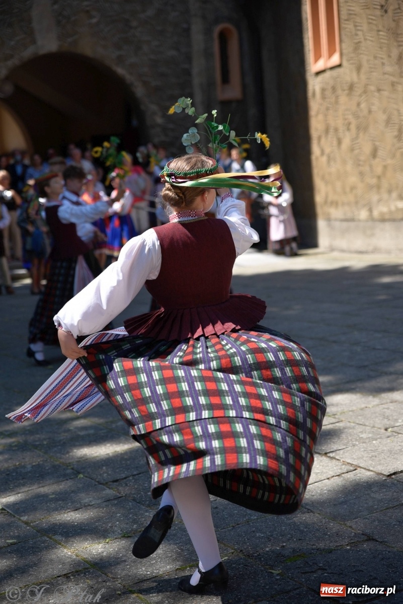 Zdjęcie w galerii na portalu naszraciborz.pl: Niecodzienni goście na niedzielnej Mszy św. w okrąglaku wiadomości z regionu