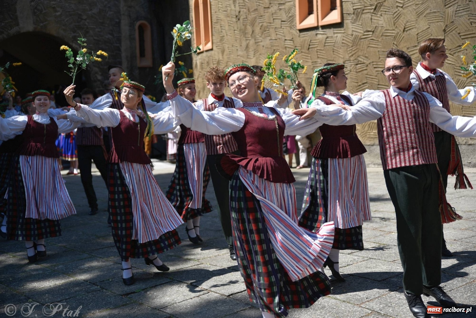 Zdjęcie w galerii na portalu naszraciborz.pl: Niecodzienni goście na niedzielnej Mszy św. w okrąglaku wiadomości z regionu