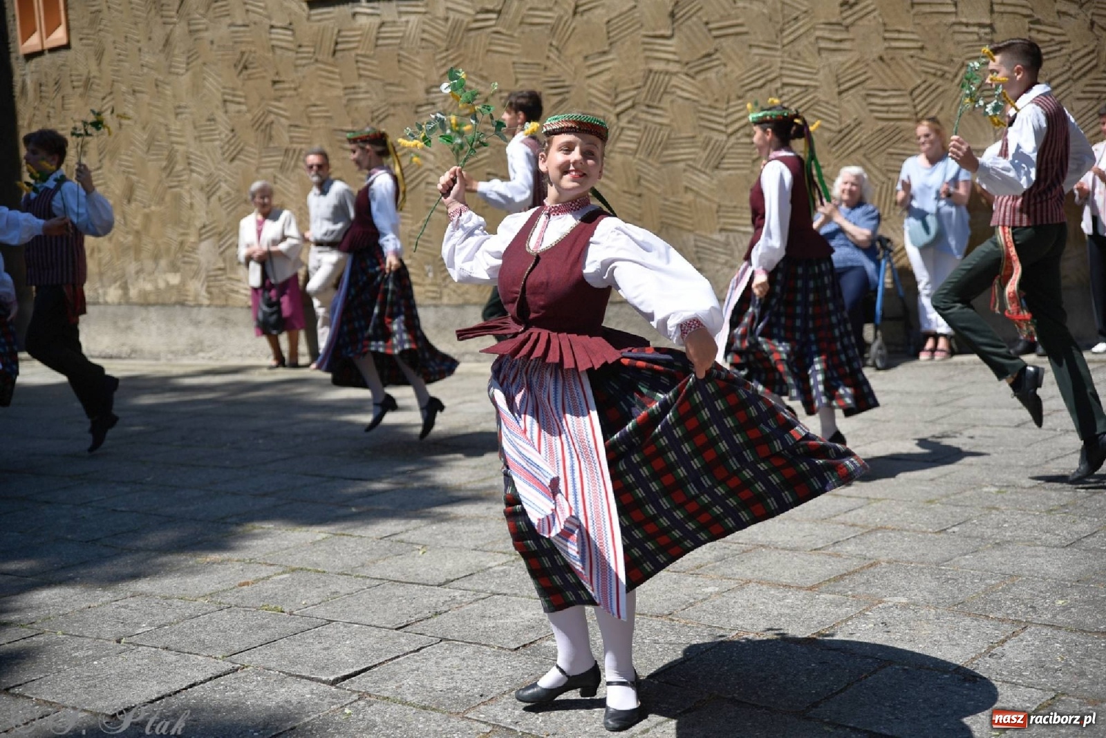 Zdjęcie w galerii na portalu naszraciborz.pl: Niecodzienni goście na niedzielnej Mszy św. w okrąglaku wiadomości z regionu